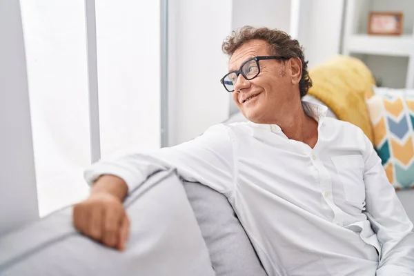 Μεσήλικας Άνδρας Χαμογελά Σίγουρος Κάθεται Στον Καναπέ Στο Σπίτι — Φωτογραφία Αρχείου