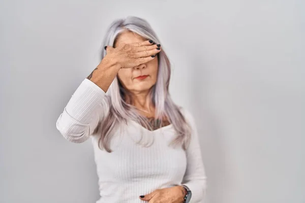 Kobieta Średnim Wieku Siwymi Włosami Stojąca Białym Tle Pokrywająca Oczy — Zdjęcie stockowe