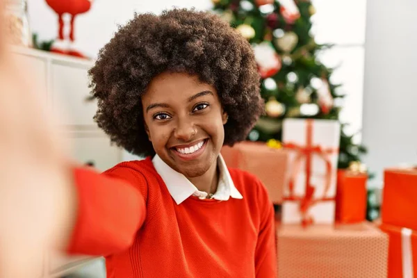 若いですアフリカ系アメリカ人女性作る自撮りによってカメラによって座ってクリスマスツリーにホーム — ストック写真