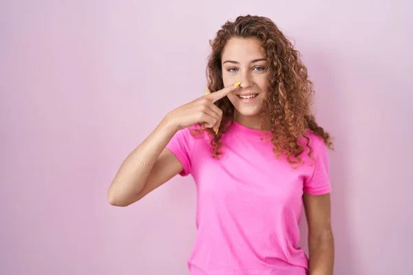 Junge Kaukasische Frau Die Vor Rosa Hintergrund Steht Und Mit — Stockfoto