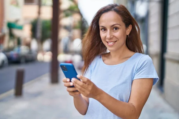 Молода Жінка Посміхається Впевнено Використовуючи Смартфон Вулиці — стокове фото