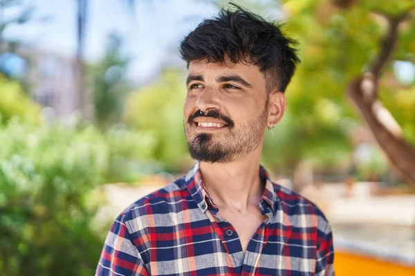 Молодий Іспаномовний Чоловік Посміхається Впевнено Дивлячись Сторону Парку — стокове фото
