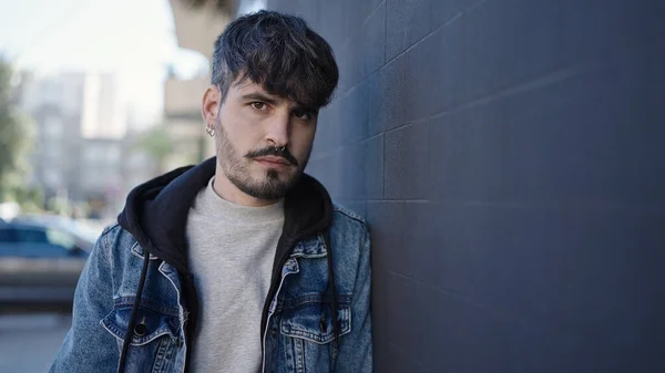 Sokakta Ciddi Bir Ifadeyle Duran Spanyol Genç Adam — Stok fotoğraf