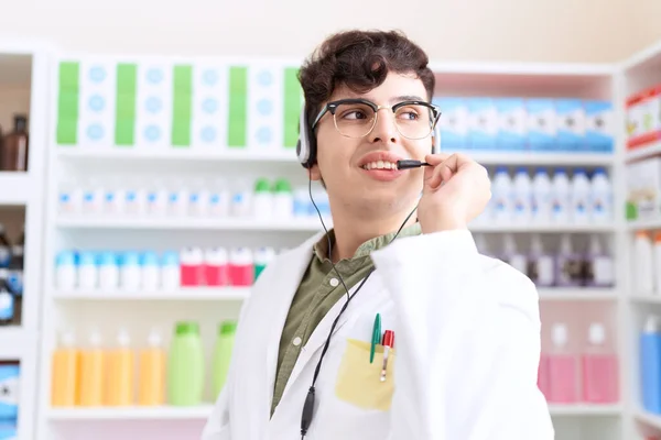 Hombre Binario Farmacéutico Que Tiene Videollamada Farmacia — Foto de Stock