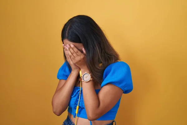 Hispanische Junge Frau Die Vor Gelbem Hintergrund Steht Mit Traurigem — Stockfoto