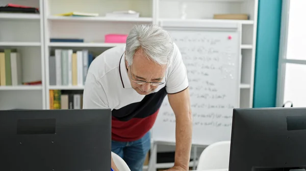 Hombre Mediana Edad Con Profesor Universitario Pelo Gris Usando Computadora —  Fotos de Stock
