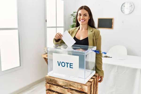 Νεαρή Όμορφη Ισπανίδα Γυναίκα Χαμογελά Σίγουρη Βάζοντας Ψηφοδέλτια Στην Εκλογική — Φωτογραφία Αρχείου