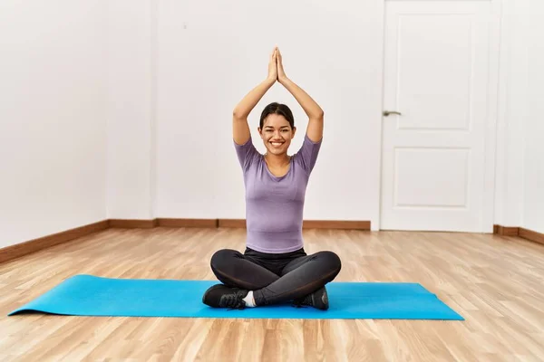 Jonge Latijnse Vrouw Glimlachend Zelfverzekerde Training Yoga Bij Sportcentrum — Stockfoto