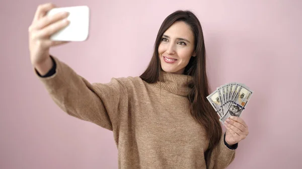 Smuk Spansktalende Kvinde Tager Selfie Holder Dollars Isoleret Lyserød Baggrund - Stock-foto