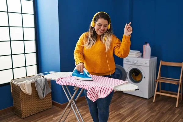 Young Beautiful Size Woman Listening Music Ironing Clothes Laundry Room — Fotografia de Stock