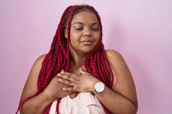 Африканская Американка Плетеными Волосами Стоящая Розовом Фоне Улыбаясь Руками Груди — стоковое фото