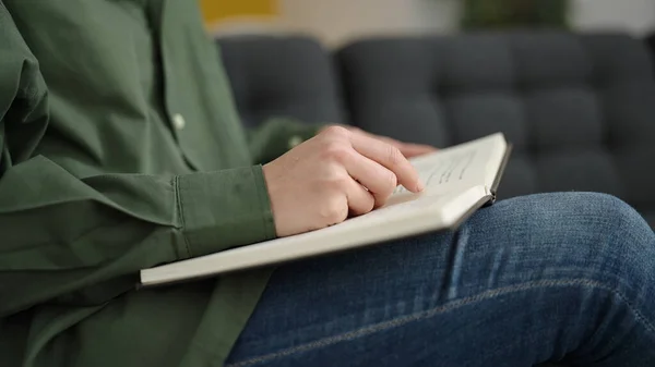 Νεαρή Λευκή Γυναίκα Που Διαβάζει Ένα Βιβλίο Στο Σπίτι — Φωτογραφία Αρχείου