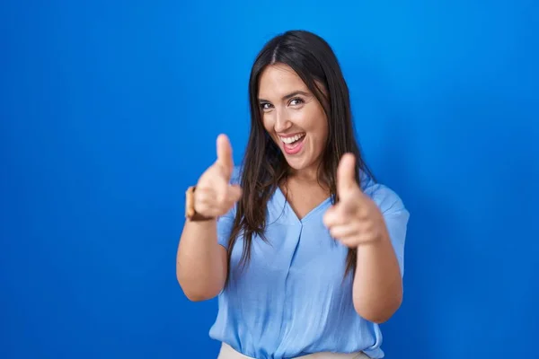 Mavi Arka Planda Duran Esmer Kadın Mutlu Komik Yüzlü Parmaklarını — Stok fotoğraf