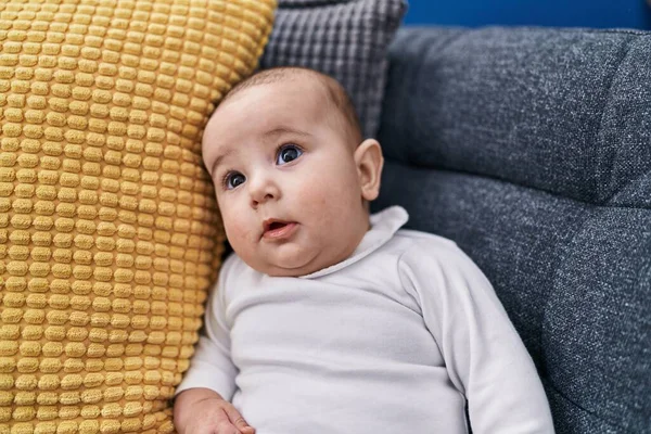 Αξιολάτρευτο Μωρό Χαλαρό Κάθεται Στον Καναπέ Στο Σπίτι — Φωτογραφία Αρχείου