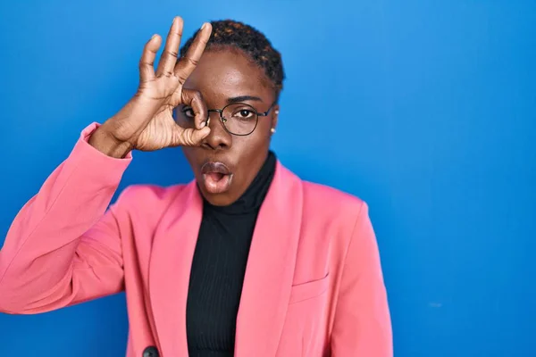 Beautiful Black Woman Standing Blue Background Doing Gesture Shocked Surprised — Stock Photo, Image