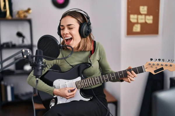 Young Beautiful Hispanic Woman Musician Singing Song Playing Electrical Guitar — Stok fotoğraf