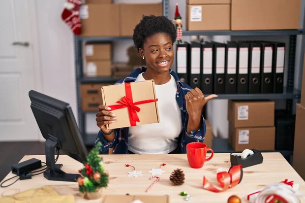 Afroamerikanerin Steht Weihnachten Bei Schaufensterpuppen Einem Kleinen Geschäft Und Zeigt — Stockfoto