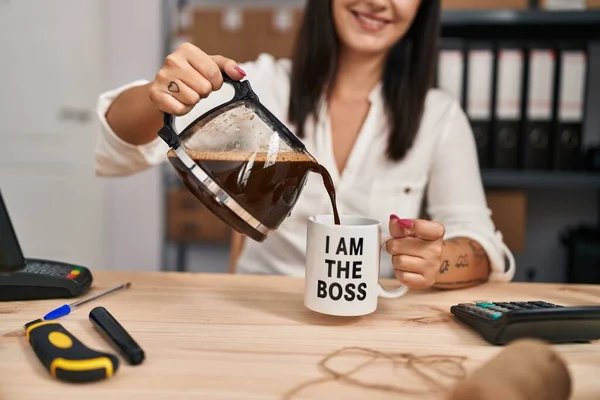 Junge Schöne Hispanische Frau Commerce Unternehmer Gießt Kaffee Auf Tasse — Stockfoto