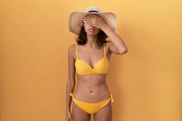 Mujer Hispana Joven Con Bikini Sombrero Verano Cubriendo Los Ojos —  Fotos de Stock