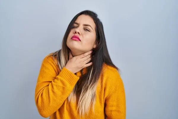 Young Hispanic Woman Standing Isolated Background Touching Painful Neck Sore — Stock Photo, Image