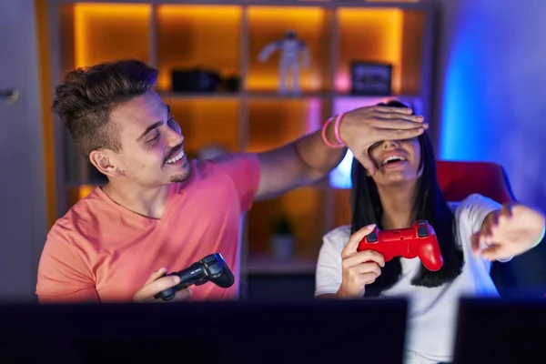 남자와 여자는 컴퓨터를 사용하여 비디오 게임을 방에서 부정행위를 조이스틱을 간소화 — 스톡 사진