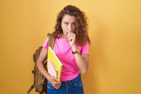 Mulher Caucasiana Jovem Usando Mochila Estudantil Segurando Livros Sentindo Mal — Fotografia de Stock