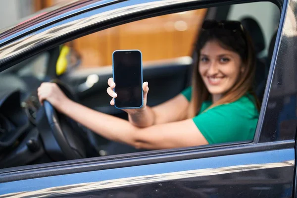 Ung Latinamerikansk Kvinna Visar Skärmen Smartphone Sitter Bilen Gatan — Stockfoto