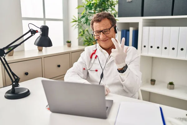 Senior Doctor Man Working Online Appointment Showing Pointing Fingers Number — Stock Photo, Image