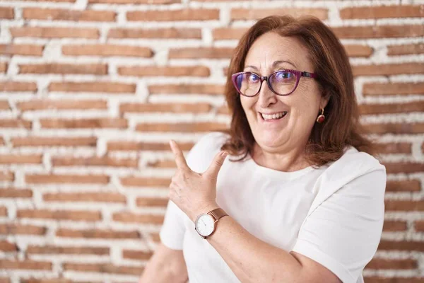 Mujer Mayor Con Gafas Pie Sobre Pared Ladrillos Alegre Con — Foto de Stock