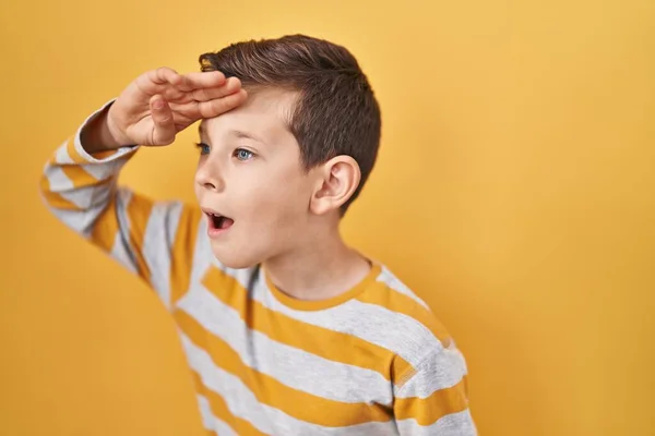 Ein Junges Kaukasisches Kind Das Vor Gelbem Hintergrund Steht Sehr — Stockfoto