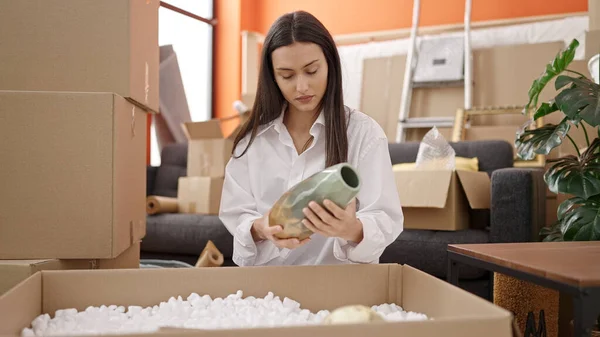 Young Beautiful Hispanic Woman Unpacking Cardboard Box New Home — Stockfoto