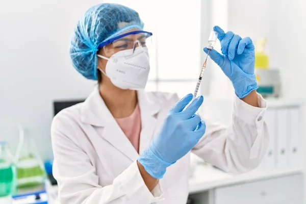 Young Latin Woman Wearing Scientist Uniform Holding Vaccine Laboratory — Φωτογραφία Αρχείου
