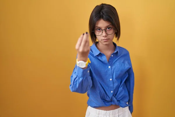 Junges Mädchen Steht Über Gelbem Hintergrund Und Macht Italienische Geste — Stockfoto
