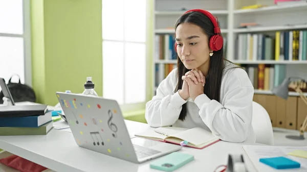 Laptop Kulaklık Kullanan Genç Güzel Spanyol Kız Öğrenci Üniversite Sınıfında — Stok fotoğraf