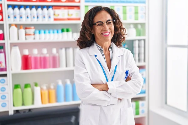 Middle Age Woman Pharmacist Smiling Confident Standing Arms Crossed Gesture — ストック写真