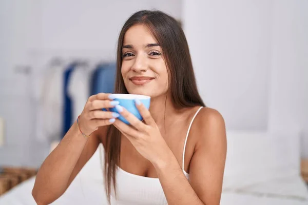 Jonge Mooie Spaanse Vrouw Drinken Kopje Koffie Zitten Bed Slaapkamer — Stockfoto