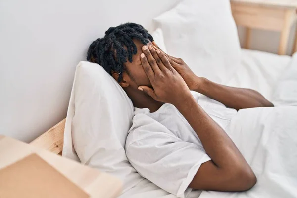 Afro Américain Couché Sur Lit Pleurant Dans Chambre — Photo
