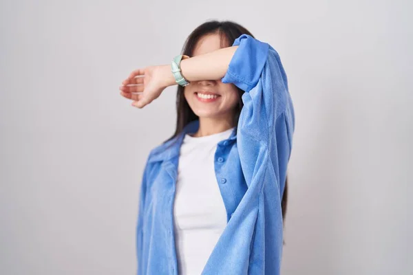 Mladá Číňanka Stojí Nad Bílým Pozadím Zakrývá Oči Veselým Legračním — Stock fotografie