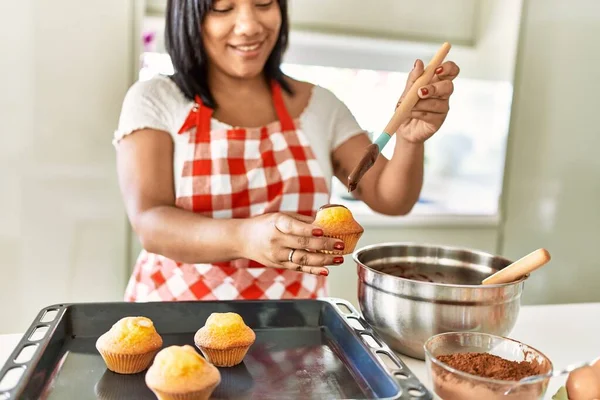 Hispanic Brunette Woman Preparing Chocolate Muffins Kitchen — Stockfoto