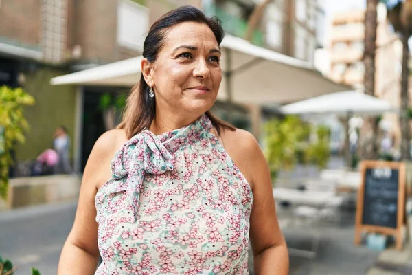 Orta Yaşlı Spanyol Kadın Sokakta Kendine Güvenerek Gülümsüyor — Stok fotoğraf