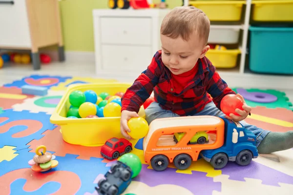 Liebenswertes Blondes Kleinkind Spielt Kindergarten Mit Bällen Auf Dem Boden — Stockfoto