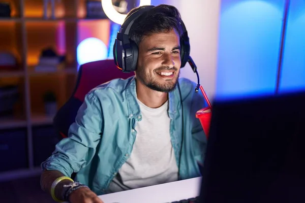 Joven Streamer Hispano Jugando Videojuegos Usando Computadora Sala Juegos —  Fotos de Stock