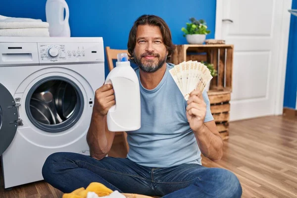 Hombre Guapo Mediana Edad Que Ahorra Dinero Detergente Lavandería Relajado —  Fotos de Stock