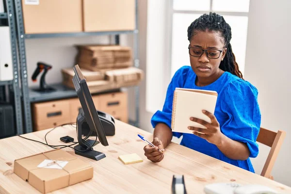 African American Woman Ecommerce Business Worker Using Computer Writing Notebook — Photo