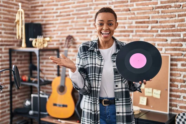 Красива Афроамериканка Тримає Вініловий Запис Музичній Студії Святкує Досягнення Щасливою — стокове фото