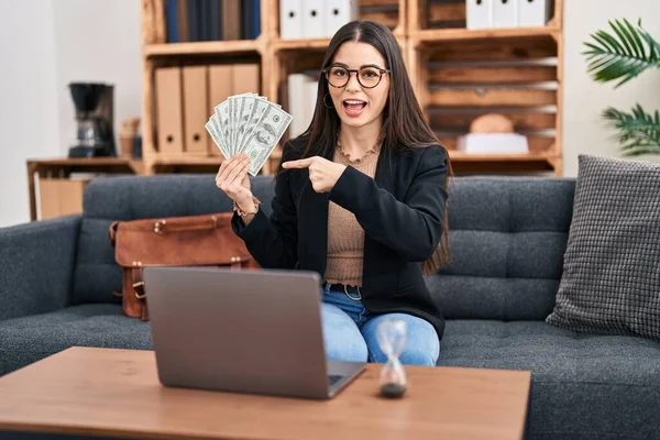 Jovem Mulher Trabalhando Consultório Segurando Dinheiro Sorrindo Feliz Apontando Com — Fotografia de Stock
