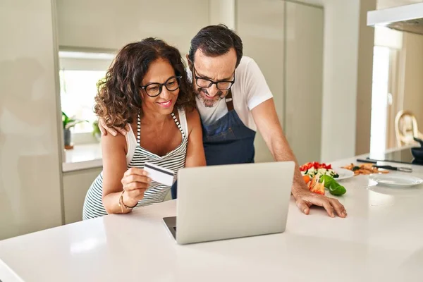 Middelbare Leeftijd Spaanse Paar Met Behulp Van Laptop Creditcard Keuken — Stockfoto