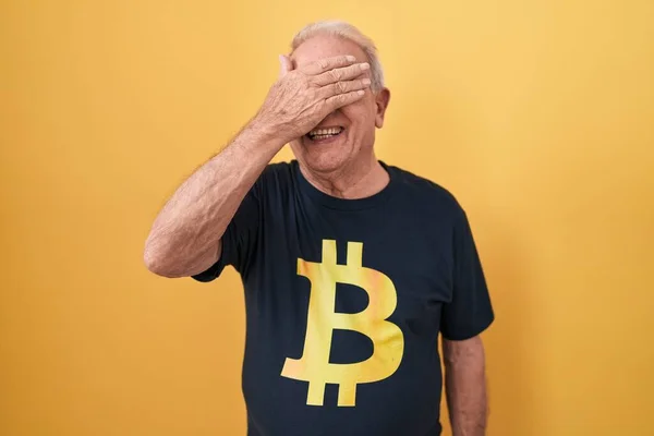 Homem Sênior Com Cabelos Grisalhos Vestindo Camiseta Bitcoin Sorrindo Rindo — Fotografia de Stock
