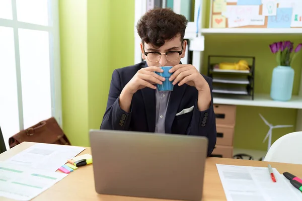 Nem Bináris Férfi Üzleti Dolgozó Laptoppal Kávét Iszik Irodában — Stock Fotó