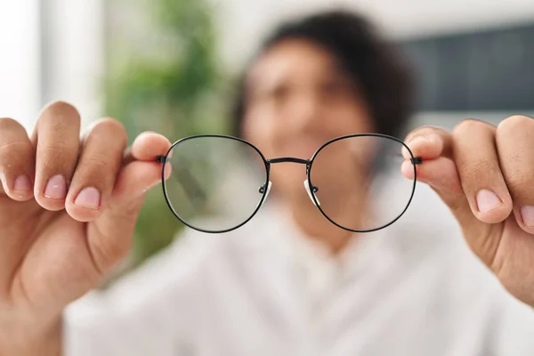 Ung Latinamerikansk Man Optiker Som Håller Glasögon Kliniken — Stockfoto